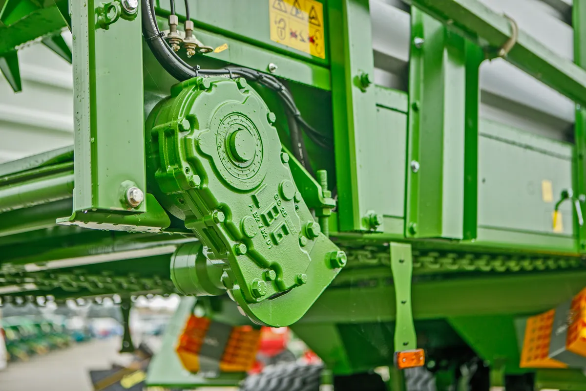 Przyczepa samozbierajaca do zielonek Bergmann Shuttle 450 S Duża pojemność Plac firma Korbanek Niemiecki producen Przekładnia Rogelberg Przyczepa samozbierajaca do zielonek Bergmann Shuttle 450 S Duża pojemność Plac firma Korbanek Niemiecki producen