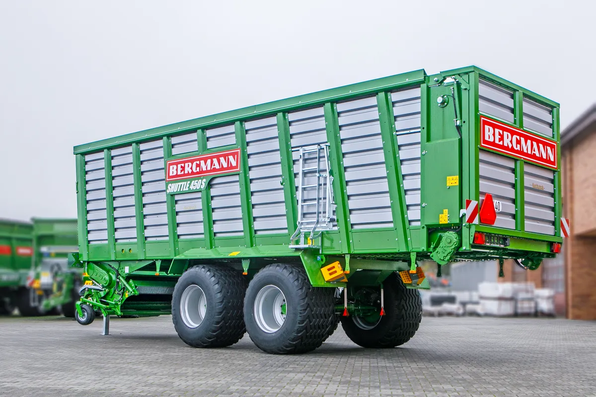 Przyczepa samozbierajaca do zielonek Bergmann Shuttle 450 S Duża pojemność Plac firma Korbanek Niemiecki producent Przyczepa samozbierajaca do zielonek Bergmann Shuttle 450 S Duża pojemność Plac firma Korbanek Niemiecki producent