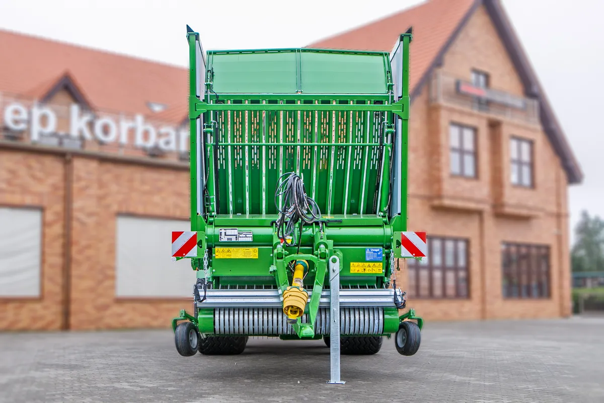 Przyczepa samozbierajaca do zielonek Bergmann Shuttle 450 S Duża pojemność Plac firma Korbanek Niemiecki producent Przyczepa samozbierajaca do zielonek Bergmann Shuttle 450 S Duża pojemność Plac firma Korbanek Niemiecki producent