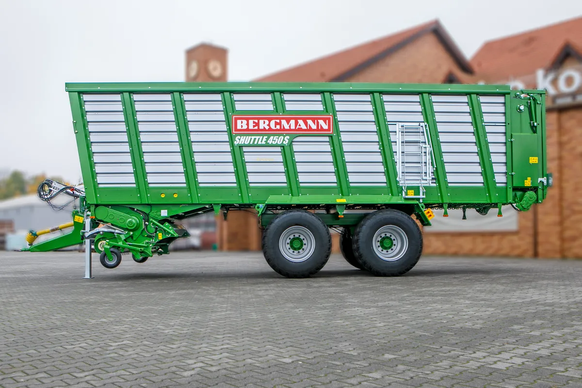 Przyczepa samozbierajaca do zielonek Bergmann Shuttle 450 S Duża pojemność Plac firma Korbanek Niemiecki producent Przyczepa samozbierajaca do zielonek Bergmann Shuttle 450 S Duża pojemność Plac firma Korbanek Niemiecki producent