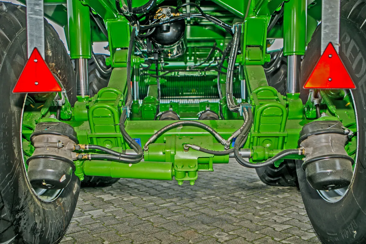 Przyczepa samozbierajaca do zielonek Bergmann Shuttle 450 S Duża pojemność Plac firma Korbanek Niemiecki producen Zawieszenie hydrauliczno-resorowe Przyczepa samozbierajaca do zielonek Bergmann Shuttle 450 S Duża pojemność Plac firma Korbanek Niemiecki producen