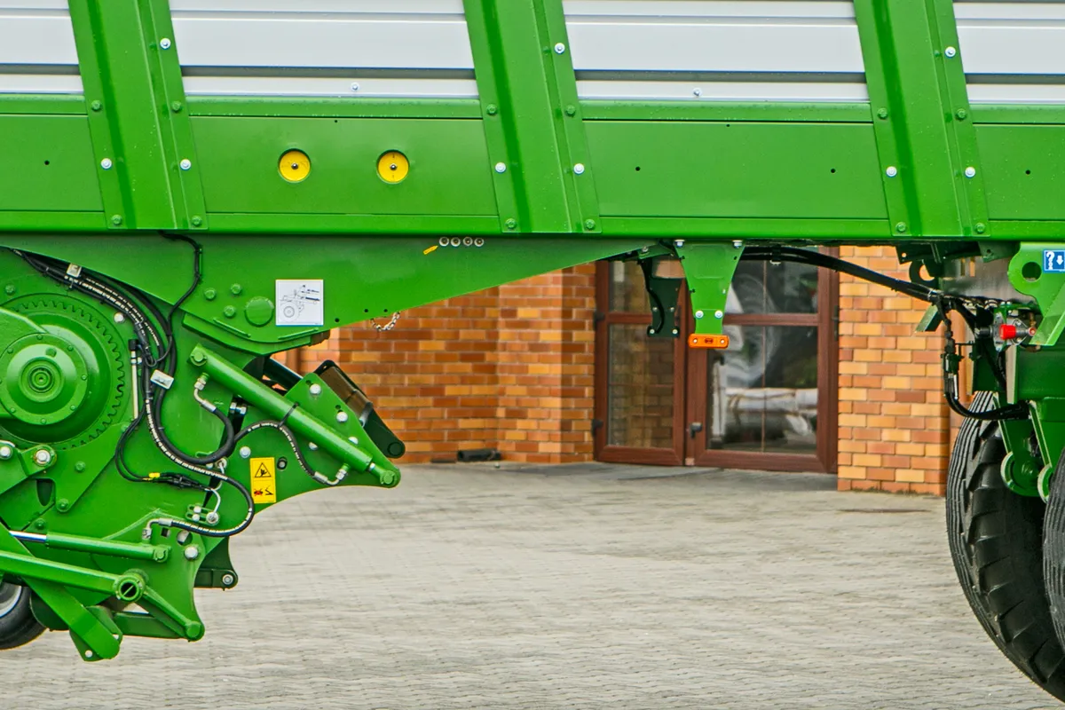 Przyczepa samozbierajaca do zielonek Bergmann Shuttle 450 S Duża pojemność Plac firma Korbanek Niemiecki producen Sterowanie Przyczepa samozbierajaca do zielonek Bergmann Shuttle 450 S Duża pojemność Plac firma Korbanek Niemiecki producen