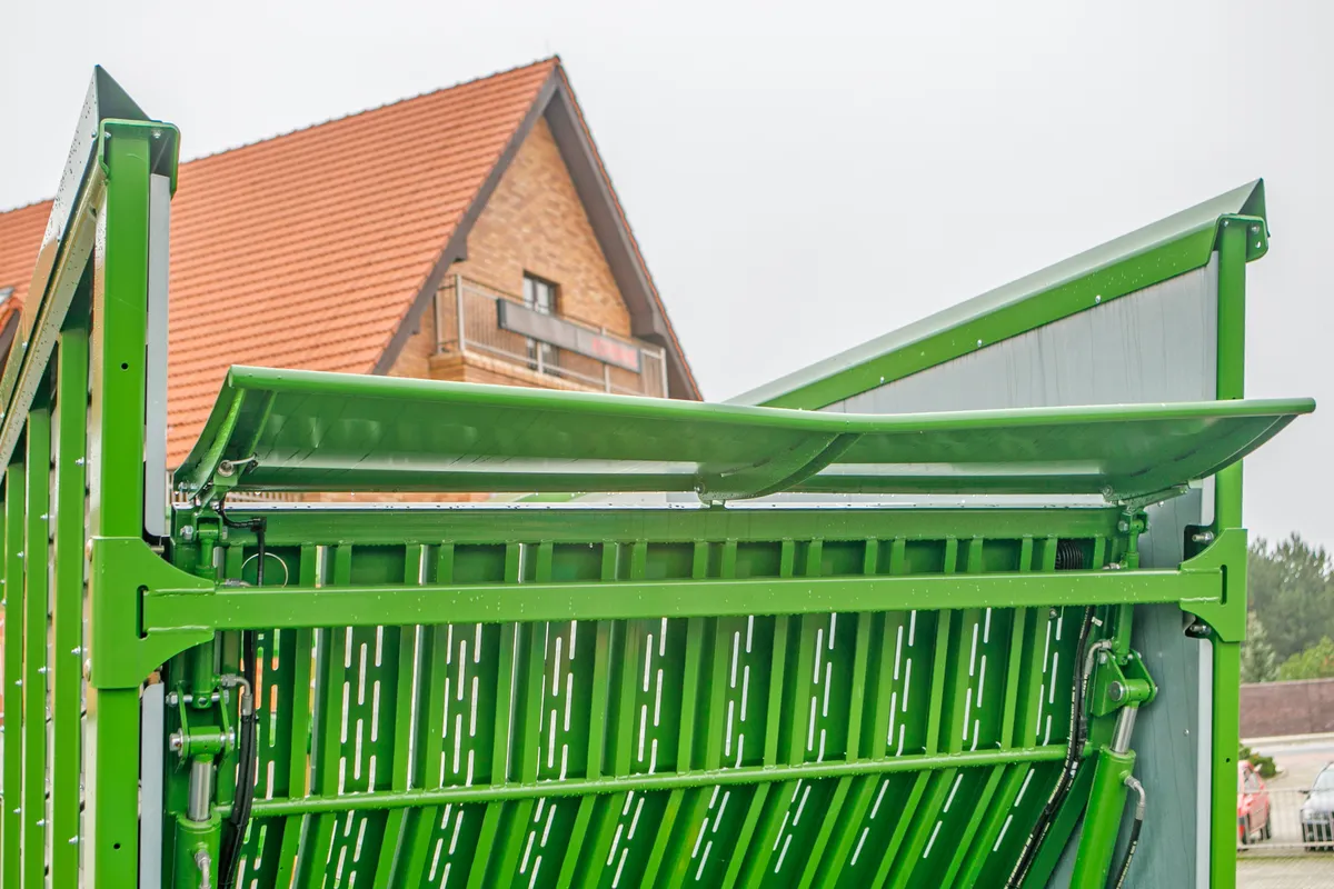 Przyczepa samozbierajaca do zielonek Bergmann Shuttle 450 S Duża pojemność Plac firma Korbanek Niemiecki producen Ściana uchylna Przyczepa samozbierajaca do zielonek Bergmann Shuttle 450 S Duża pojemność Plac firma Korbanek Niemiecki producen