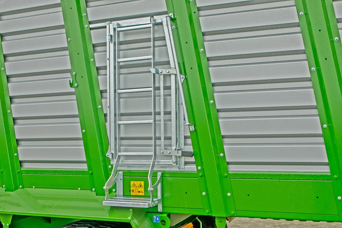 Przyczepa samozbierajaca do zielonek Bergmann Shuttle 450 S Duża pojemność Plac firma Korbanek Niemiecki producen Drzwi wejściowe Przyczepa samozbierajaca do zielonek Bergmann Shuttle 450 S Duża pojemność Plac firma Korbanek Niemiecki producen