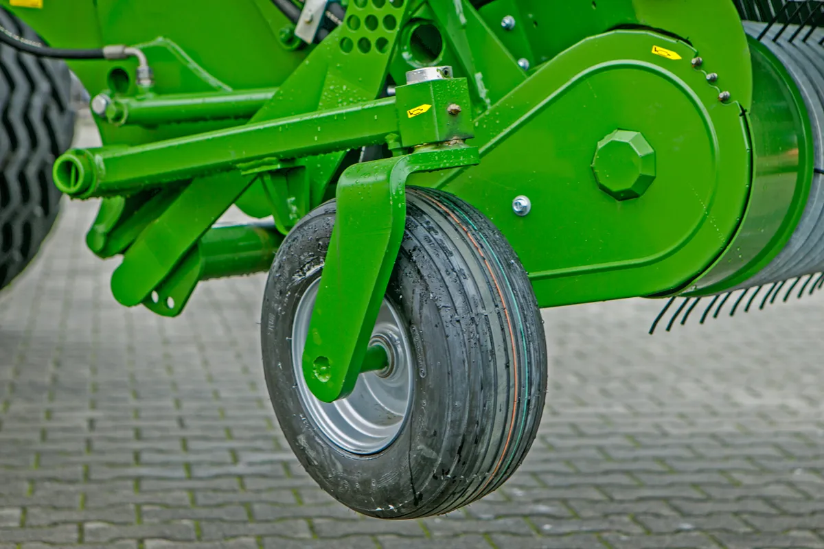 Przyczepa samozbierajaca do zielonek Bergmann Shuttle 450 S Duża pojemność Plac firma Korbanek Niemiecki producen Kółka podporowe Przyczepa samozbierajaca do zielonek Bergmann Shuttle 450 S Duża pojemność Plac firma Korbanek Niemiecki producen