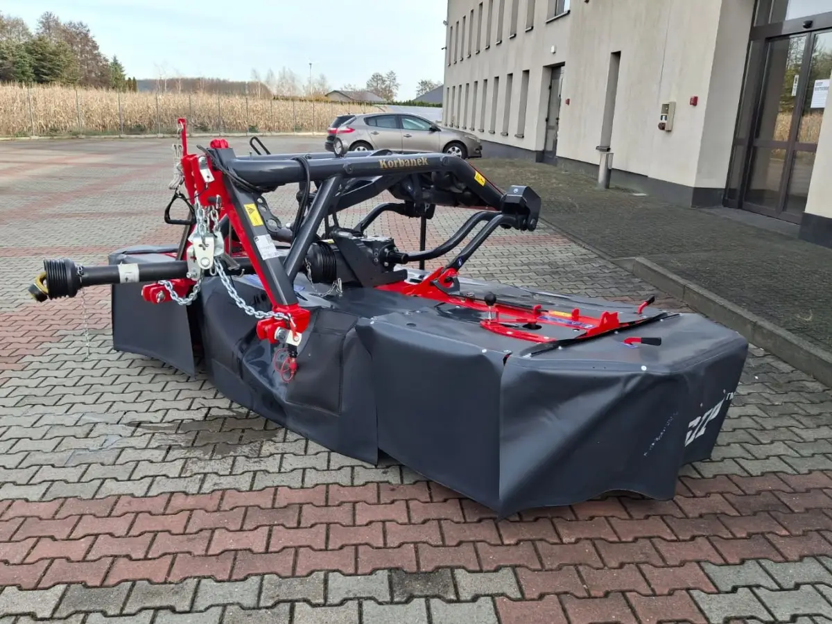 Nowa kosiarka czołowa firmy SIP Nowa kosiarka czołowa firmy SIP o szer. roboczej 3,0 m