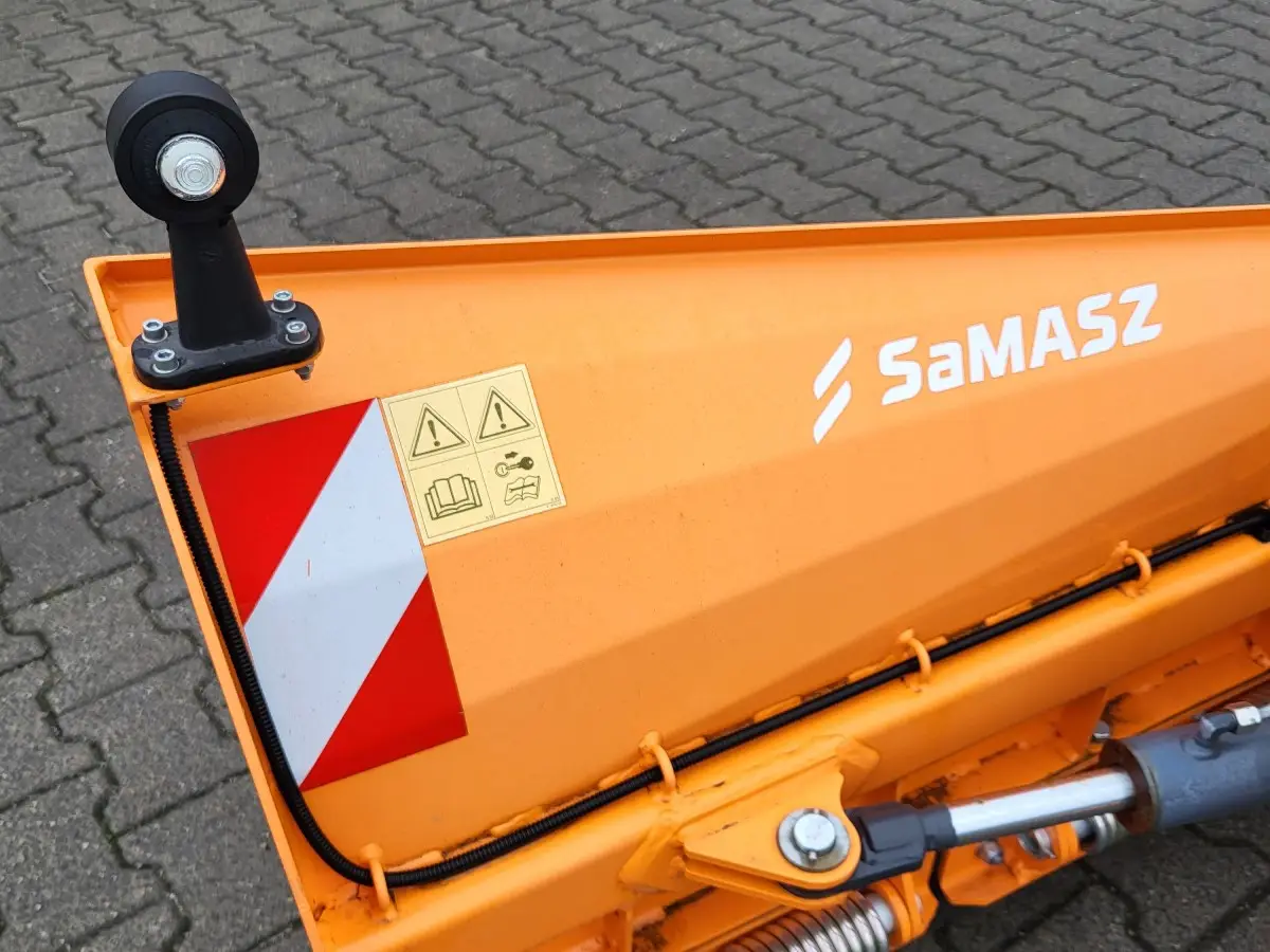 Oświetlenie obrysowe w pługu do odśnieżania firmy Samasz Oświetlenie obrysowe w pługu do odśnieżania firmy Samasz typ CITY 200