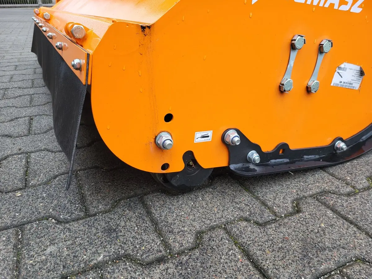 Regulacja wysokości pracy kosiarki KBR 140L Regulacja wysokości pracy kosiarki bijakowej bocznej KBR 140L firmy Samasz