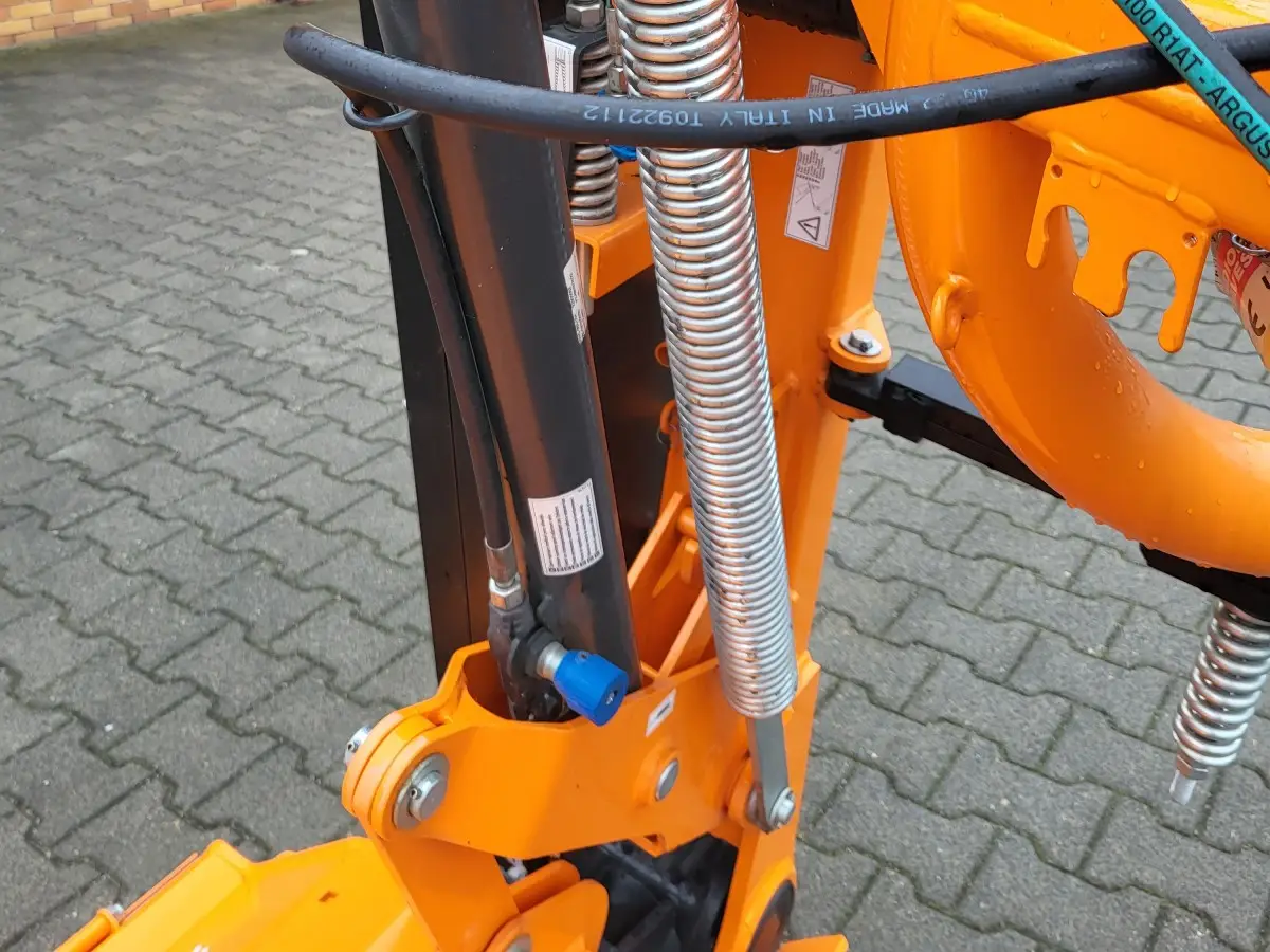 System składania mulczera bijakowego KBR 140L System składania mulczera bijakowego KBR 140L firmy Samasz