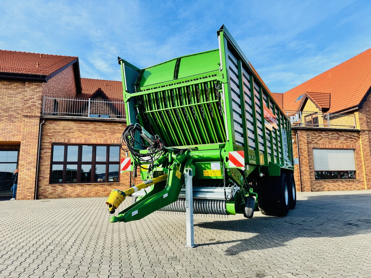 Niemiecka przyczepa samozbierajaca Bergmann Shuttle 470 K o dużej pojemności