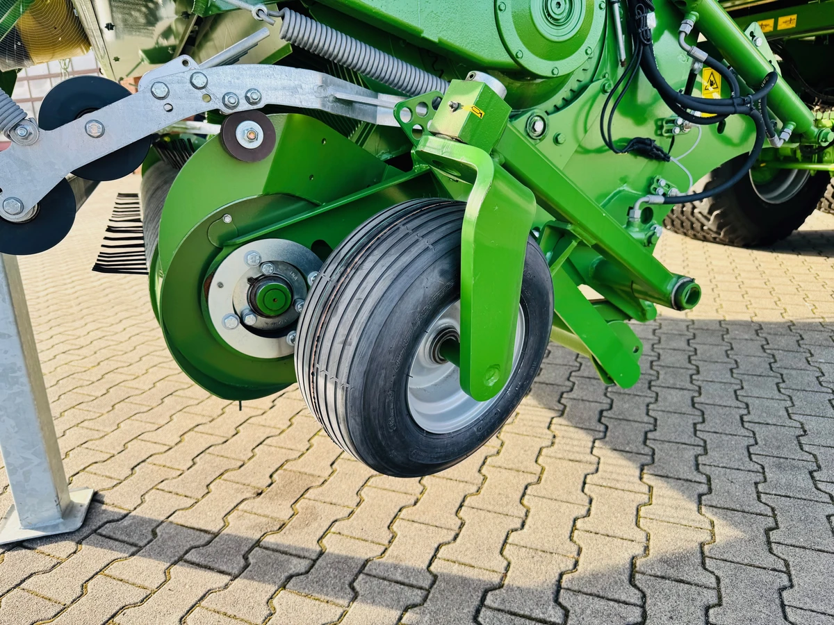 Niemiecka przyczepa samozbierajaca Bergmann Shuttle 470 K o dużej pojemności