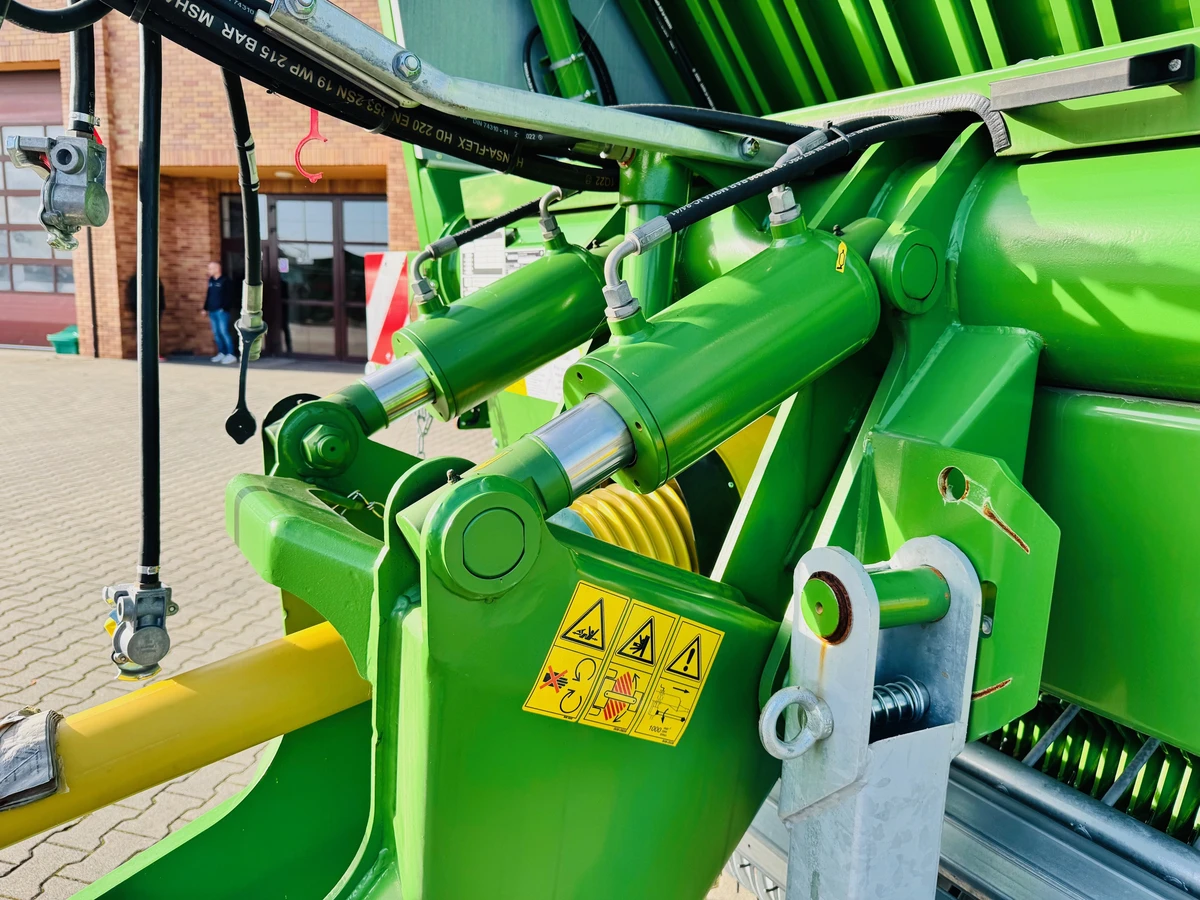 Niemiecka przyczepa samozbierajaca Bergmann Shuttle 470 K o dużej pojemności