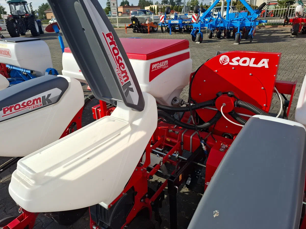 Pokrywa zbiornika na ziarno, blokowana w pozycji górnej Pokrywa zbiornika na ziarno, blokowana w pozycji górnej