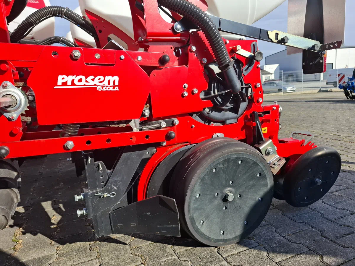 Przedni rozgarniacz brył na sekcji wysiewającej Przedni rozgarniacz brył na sekcji wysiewającej