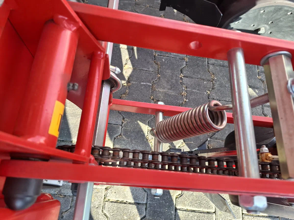 Regulacja docisku sekcji wysiewającej Regulacja docisku sekcji wysiewającej