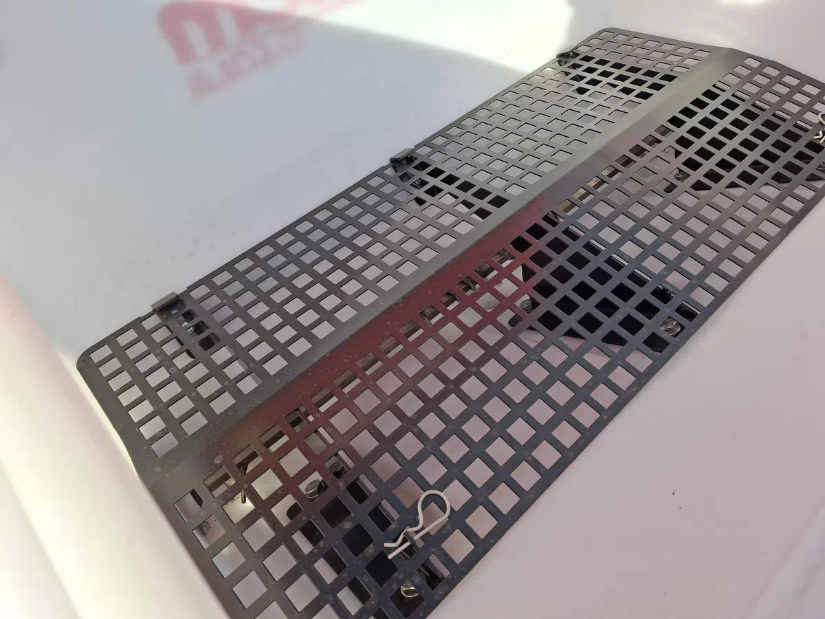 Sito w zbiorniku podsiewacza nawozów Sito w zbiorniku podsiewacza nawozów