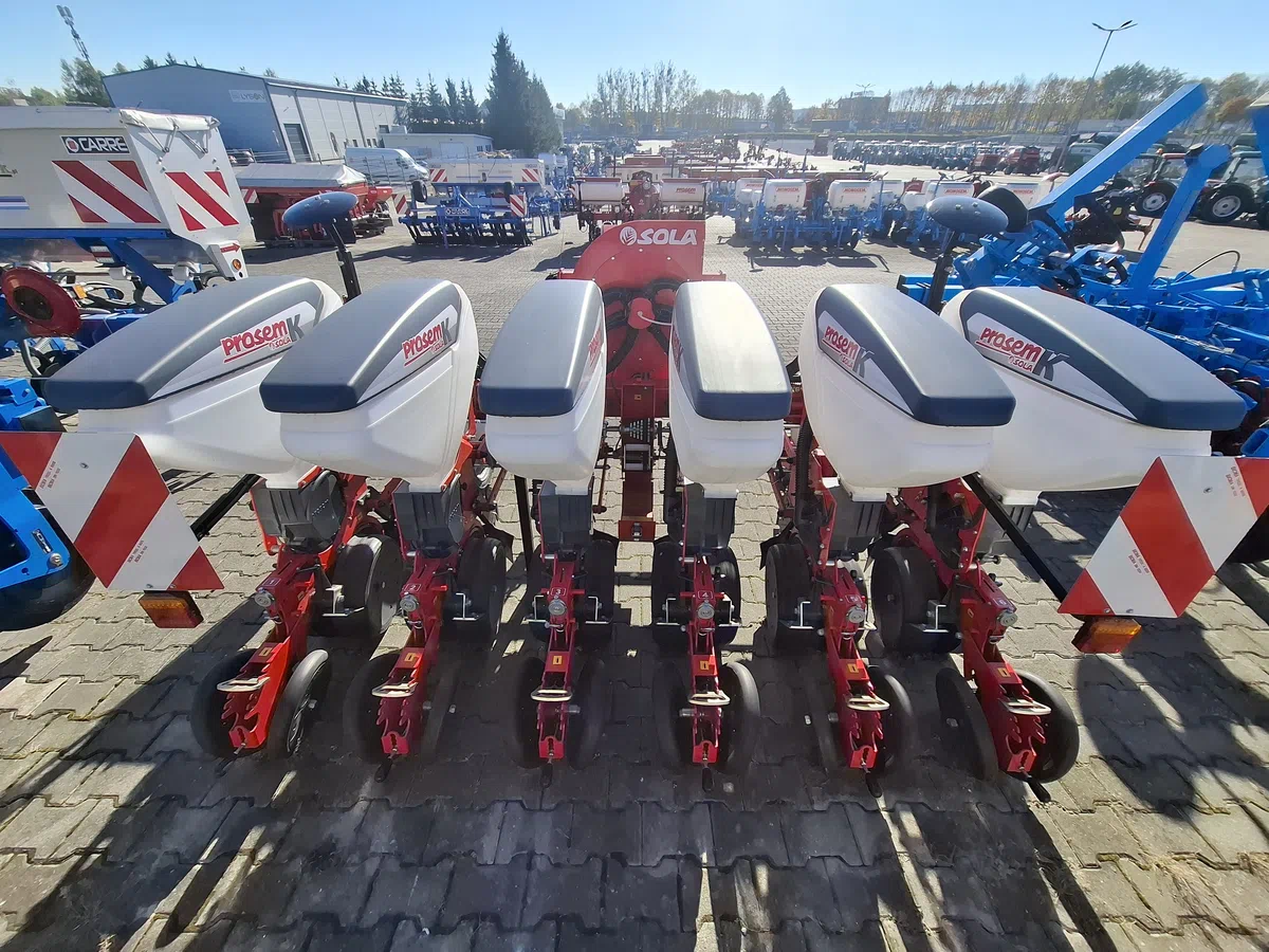 Widok na siewnik punktowy do fasoli SOLA od tyłu Widok na siewnik punktowy do fasoli SOLA od tyłu