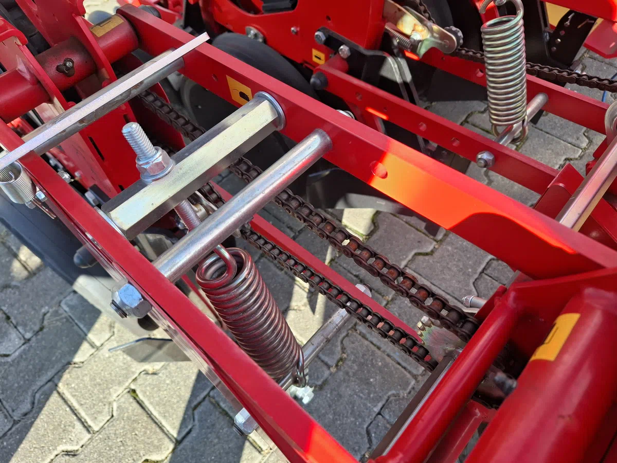 Sprężyna dociskowa sekcji wysiewającej Sprężyna dociskowa sekcji wysiewającej