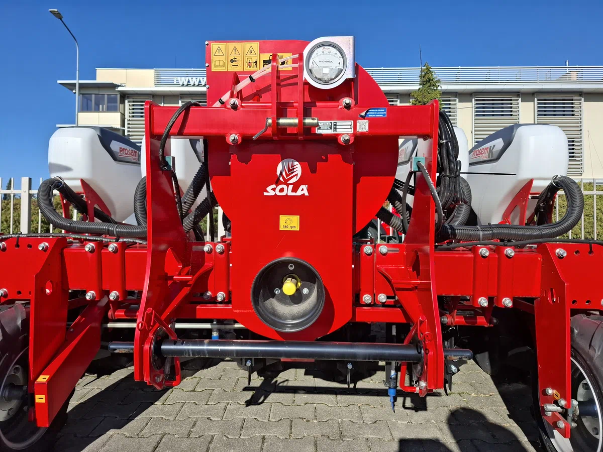 Układ zaczepowy siewnika i manometr do odczytu podciśnienia Układ zaczepowy siewnika i manometr do odczytu podciśnienia