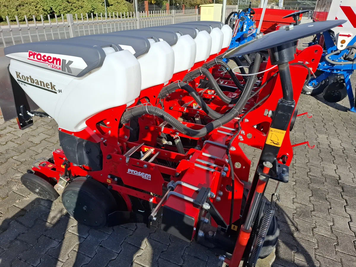 Siewnik punktowy SOLA do fasoli widok z boku i od przodu Siewnik punktowy SOLA do fasoli widok z boku i od przodu