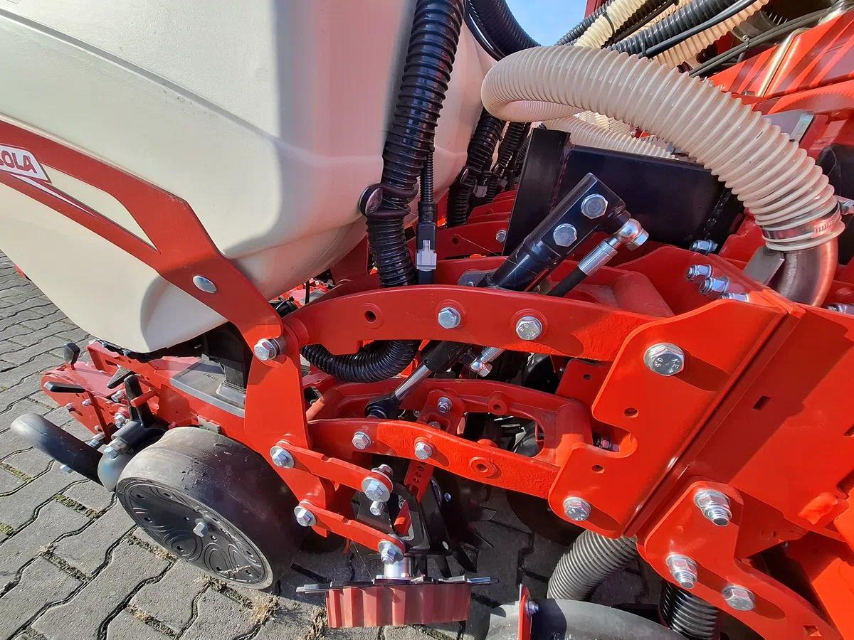 Hydrauliczny docisk sekcji wysiewającej