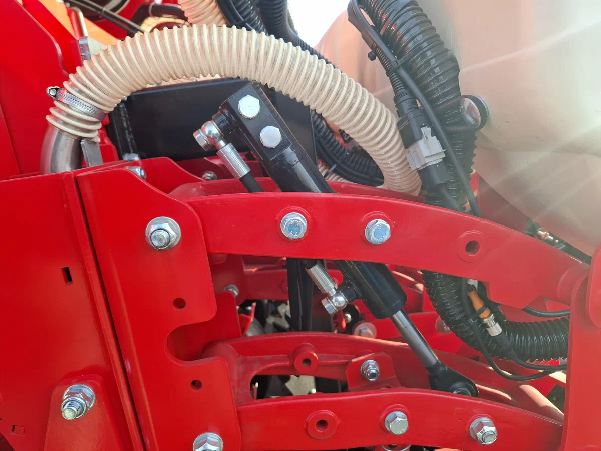 Hydrauliczny docisk sekcji wysiewającej