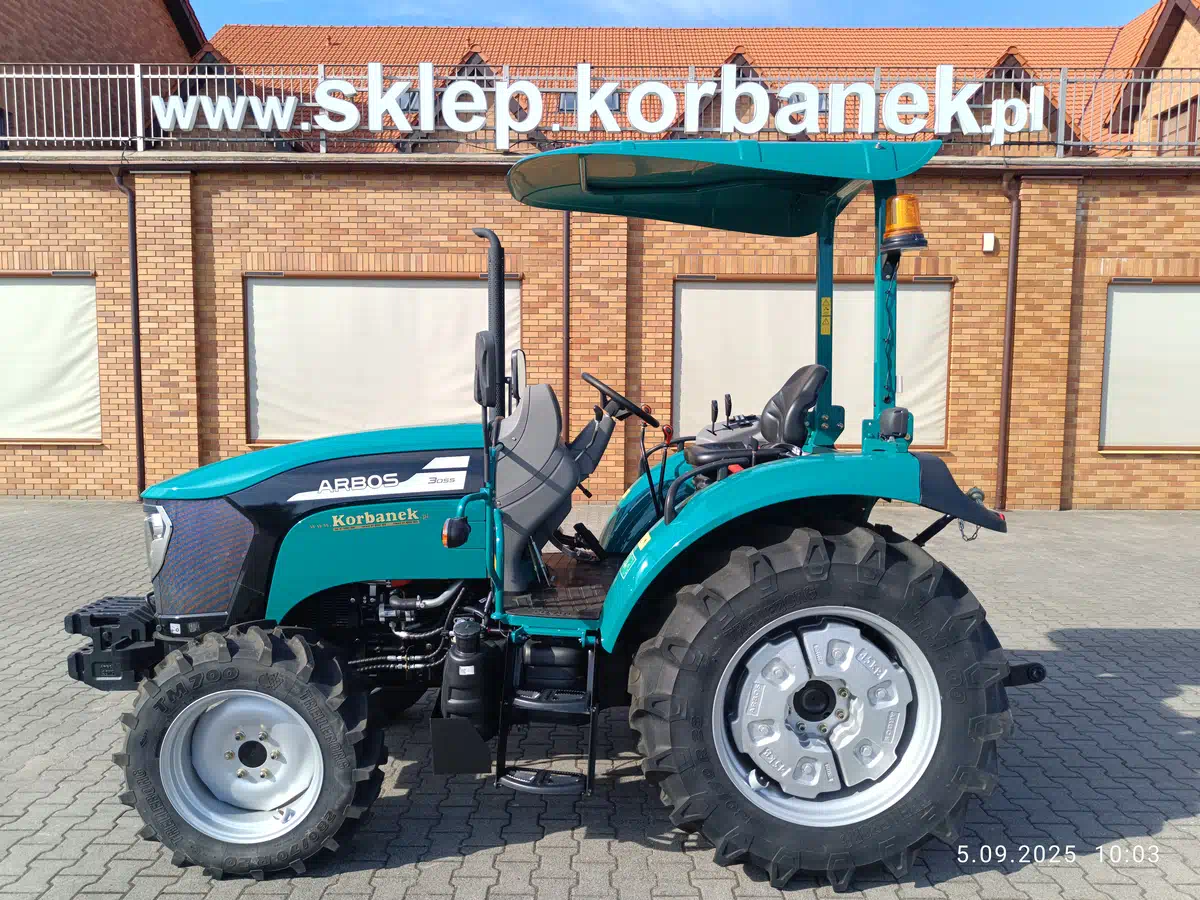 Ciągnik Arbos 3065 na placu Korbanek