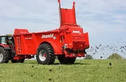 Rozrzutnik obornika podczas prac polowych marki Jeantil