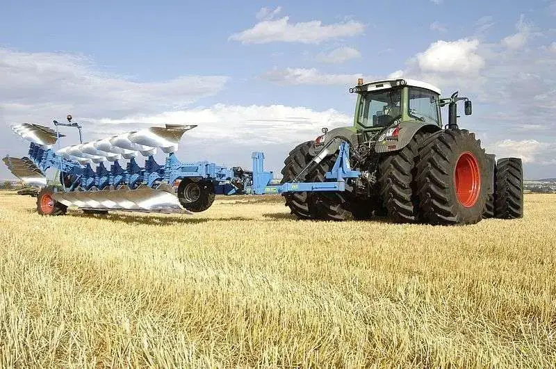Pług półzawieszany obracalny lemken typ titan z ciągnikiem fendt nawraca na polu ściernisku Korbanek.pl