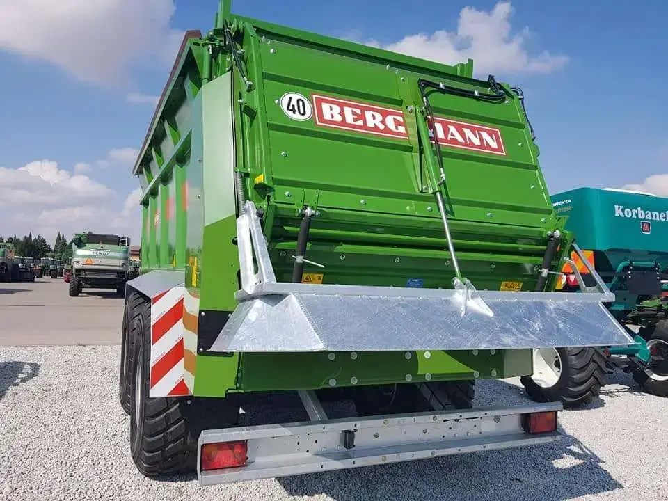 Deflektor kierunkowy rorzutu obornika firmy Bergmann Tył rozrzutnika TSW 6240 S Bergmann z deflektorami rozrzutu granicznego.