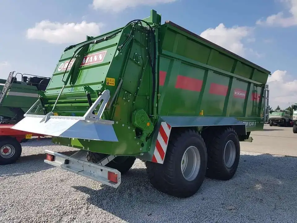 Rozrzutnik Obornika TSW 6240 S firmy Bergmann Widok od tyłu Rozrzutnika Obornika firmy Bergmann model TSW 6240 S na podwoziu tandem z deflektorem kierunkowym