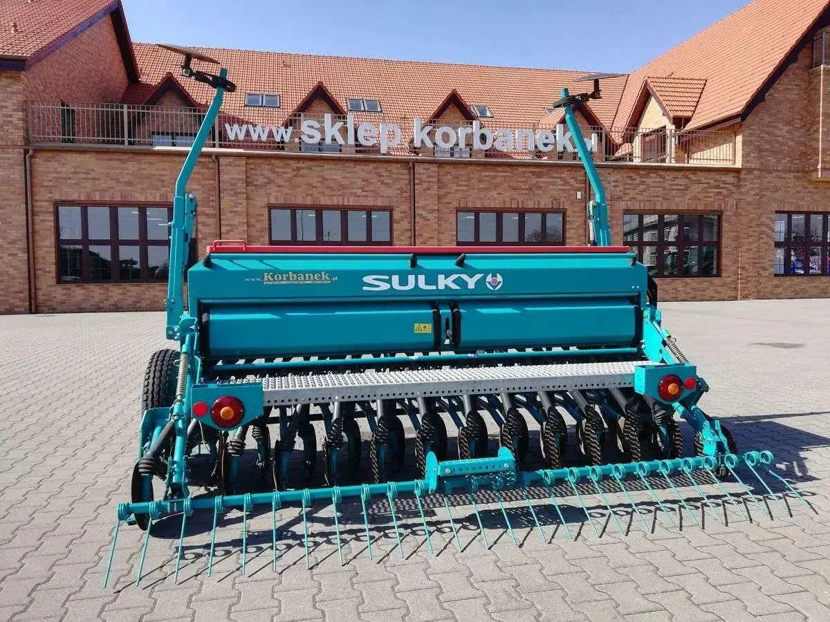 Siewnik zbożowy talerzowy zawieszany ze znacznikami, pomostem i oświetleniem Sulky Tramline SE 3metrowy Siewnik zbożowy talerzowy zawieszany Sulky Tramline SE 3m ze znacznikami przejazdów i pomostem