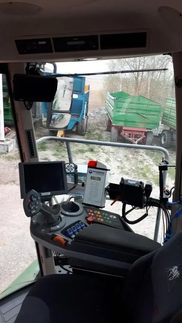 Wnętrze kabiny w uzywanej sieczkarni Fendt Katana 65