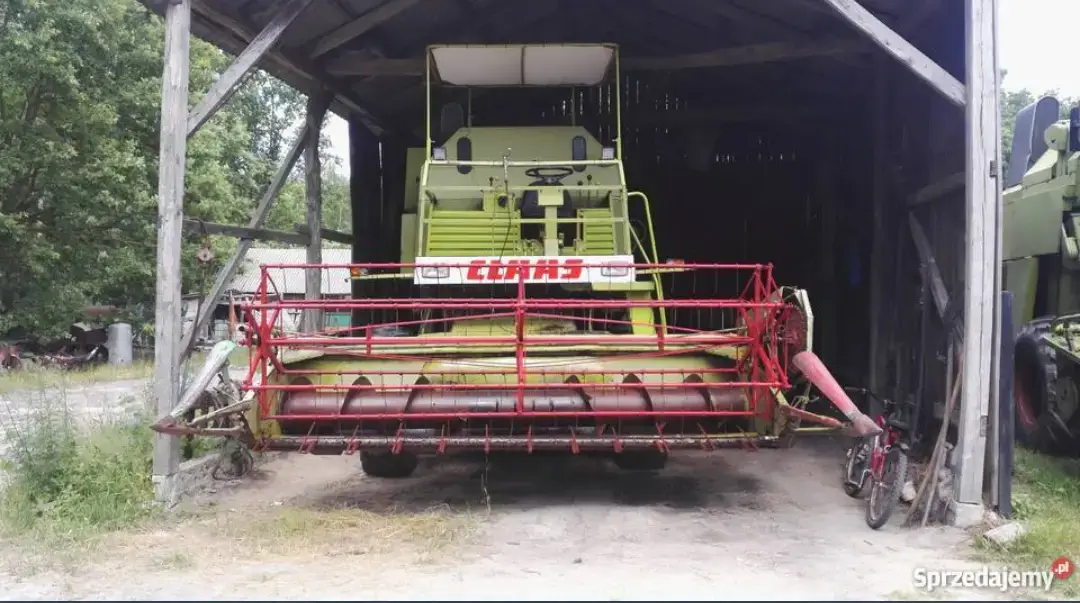 Używany kombajn zbozowy Claas zdjęcie pod wiatą Używany kombajn zbozowy Claas
