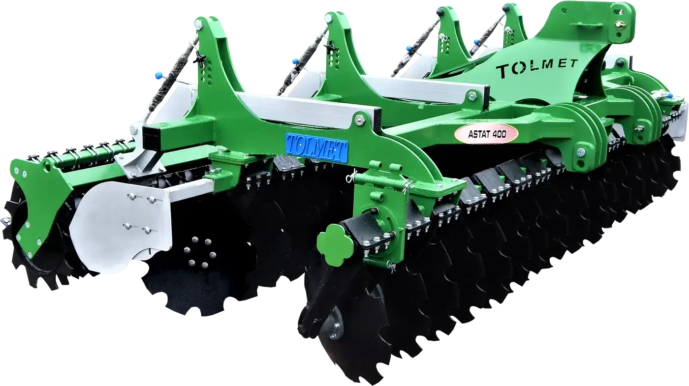Brona talerzowa Tolmet Astat 4 metry zawieszany przedstawiony po skosie od przodu widoczne sa na zdjeciu 2 rzędy talerzy o sednicy 560 mm oraz deflektor Brona talerzowa Tolmet Astat o szerokości roboczej 4 metry zawieszany