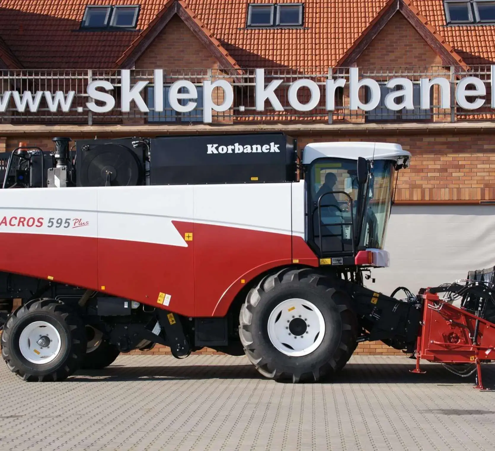Widok na bok kombajnu zbożowego Acros 595 + od Korbanek. Kombajn Rostselmash Acros 595 + od Korbanek sp.z o.o.