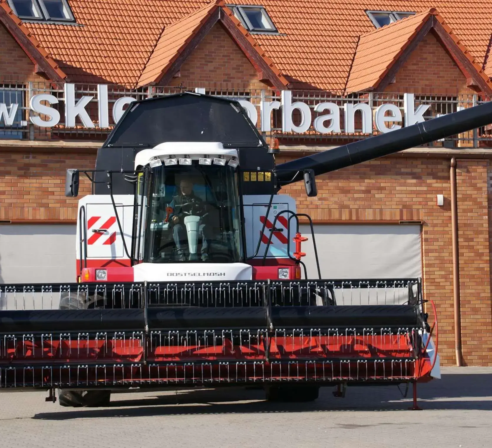 Widok z przodu kombajnu Rostselmash Acros 595 +. Zdjęcie z przodu kombajnu zbożowego Rostselmash Acros 595 +.
