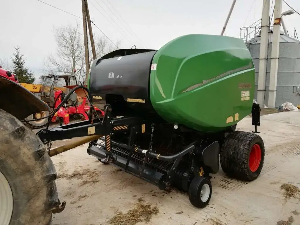 Prasa FENDT 2250F używana zaczepiona do ciagnika widok na lewy bok Używana Prasa FENDT 2250F