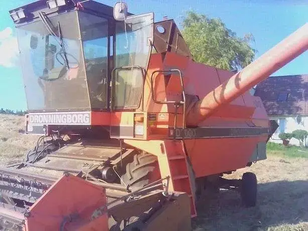 DRONNINGBORG D7000 używany kombajn zdjęcie na tle budynku DRONNINGBORG D7000 używany kombajn