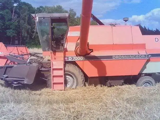 DRONNINGBORG D7000 używany kombajn na polu widok z lewej strony DRONNINGBORG D7000 kombajn zbożowy używany