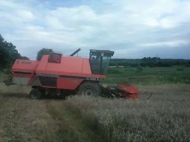 DRONNINGBORG D7000 używany kombajn podczas koszenia widok prawej strony kombajn zbożowy używany DRONNINGBORG D7000