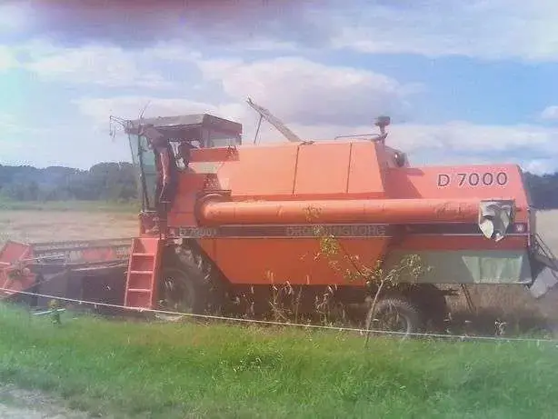 DRONNINGBORG D7000 używany kombajn na polu na tle drzew kombajn DRONNINGBORG D7000 używany