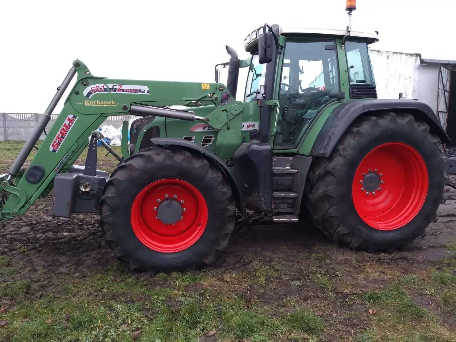 Fendt 820 Vario z ładowaczem