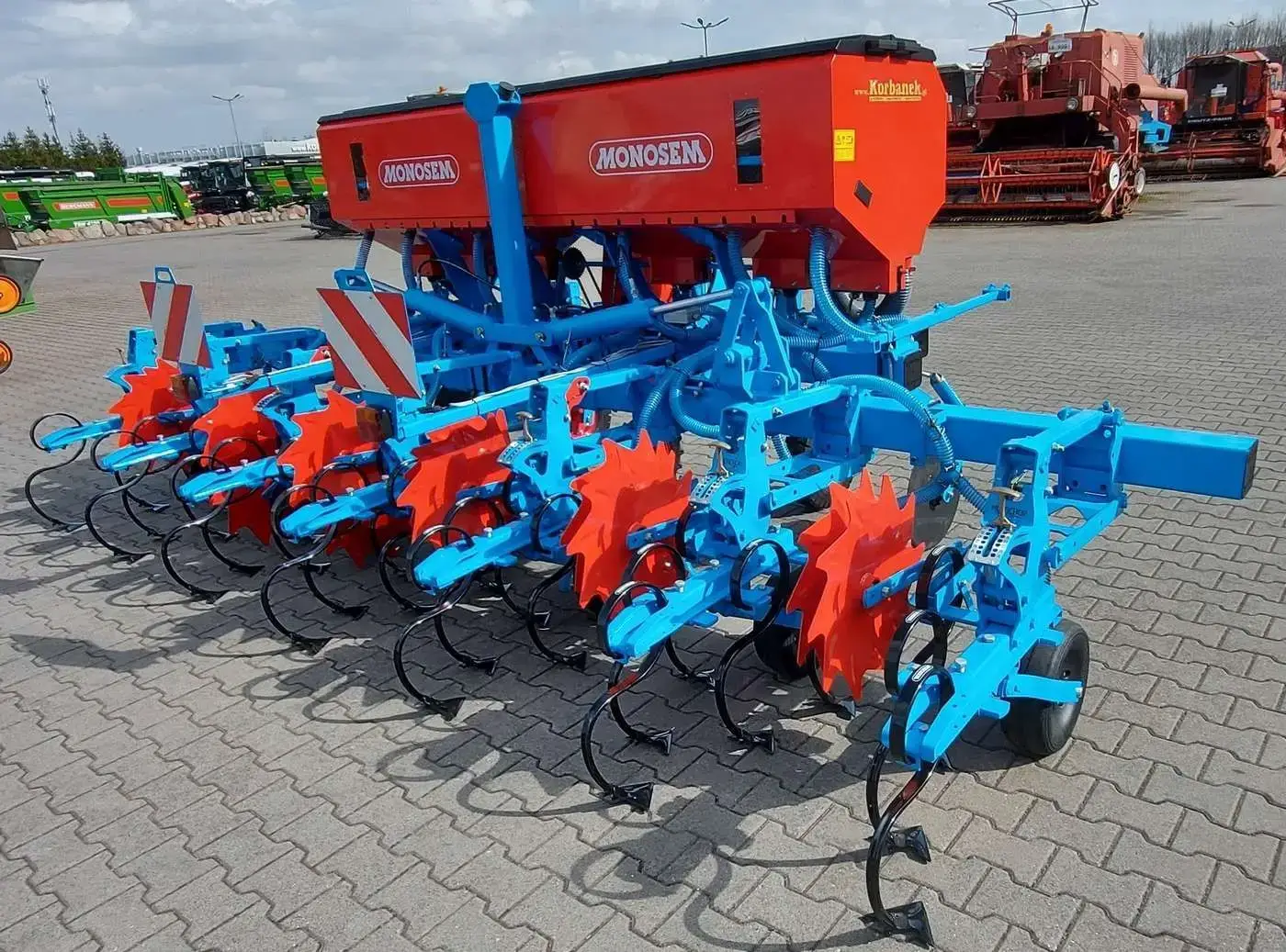 6-rzędowy pielnik do kukurydzy z podsiewaczem nawozów 6-rzędowy pielnik do kukurydzy z podsiewaczem