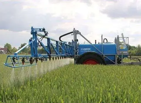 Opryskiwacz zaczepiany lemken model primus podczas oprysku zboża korbanek.pl