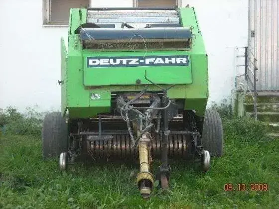 używana prasa zwijająca Deutz Fahr GP 250 w dobrym stanie widok od przodu używana prasa zwijająca Deutz Fahr GP 250