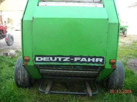 sprawna używana prasa zwijająca Deutz Fahr GP 250 widok z tyłu używana prasa zwijająca Deutz Fahr GP 250