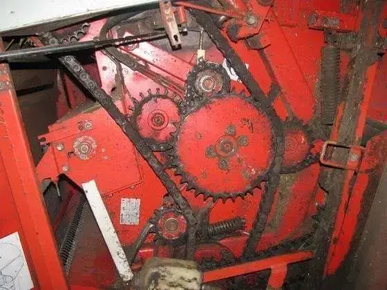prasa zwijająca Welger RP 200 1997 r używana napędy napędy łańcuchowe prasa zwijająca Welger RP 200 1997 r używana