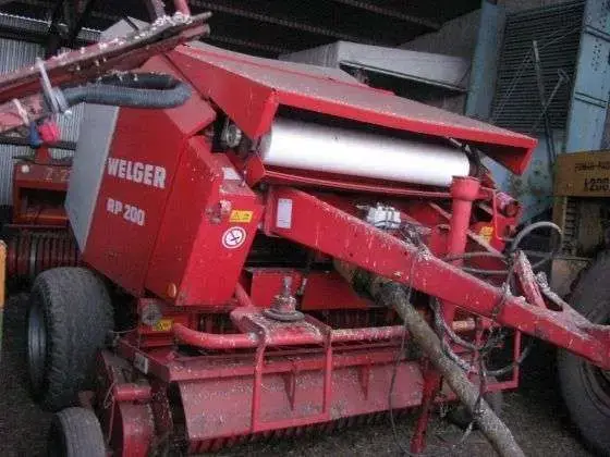 wiązanie siatką prasa zwijająca Welger RP 200 1997 r używana do sprzedania prasa zwijająca Welger RP 200 1997 r używana