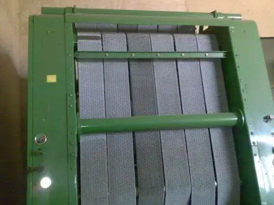 Pasy zwijające w prasie John Deere 550, uzywanej, która można kupić od korbanek.pl. Pasy w prasie zwijającej używanej John Deere 550.